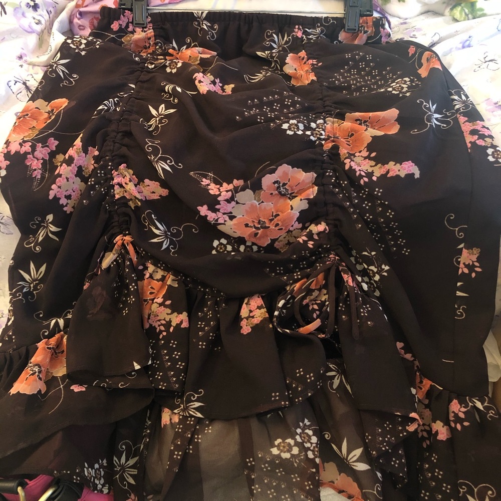 Revue floral print skirt. Size XL.
